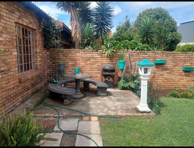 2 BEDROOM TOWNHOUSE FOR SALE IN GREENHILLS